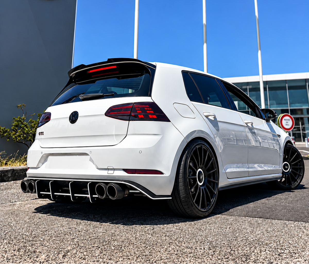 Alerón de techo trasero Maxton Style V2 | VW Golf 7 / 7.5 GTI GTD R R-Line