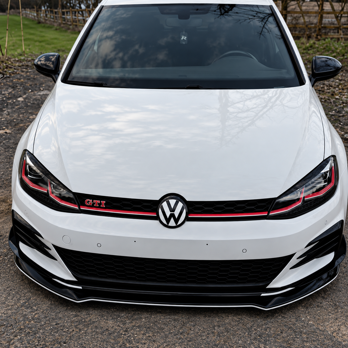 Juego de emblemas delantero y trasero blancos | Golf, Polo, T-roc, Tiguan