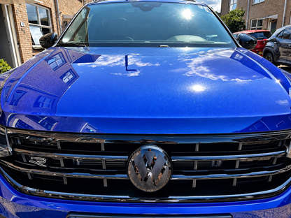 Moldura de parrilla de parachoques delantero en negro brillante | VW Tiguan MK2 R-Line 2021–2023